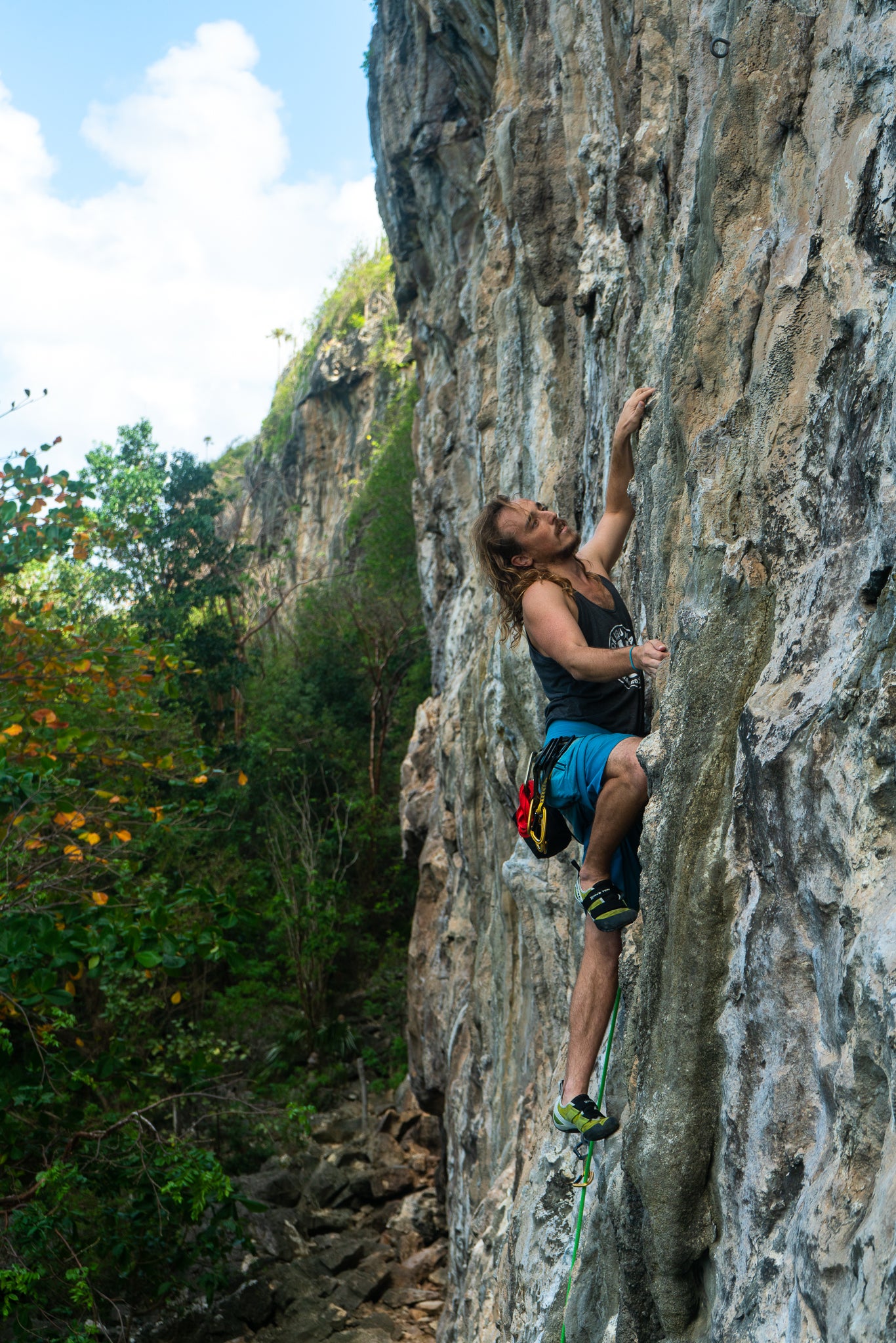 Sonnie Trotter on his November 19, 2018, FA of Pineapple Express (VI 5.13b/c), El Capitan, an all-free variation to El Niño that adds three new pitches. Here, Trotter, supported by Tommy Caldwell, climbs pitch 25 (5.12c) of El Niño.