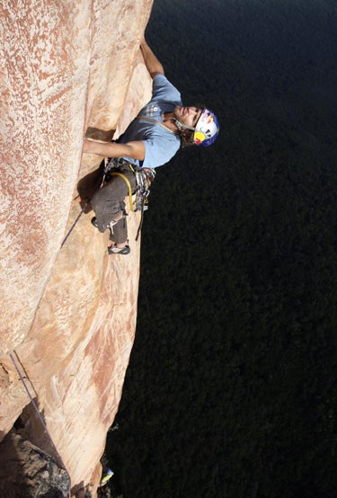 Stefan Glowacz climbing on Acopan Tepui Stefan Glowacz climbing on Acopan Tepui’s North Pillar.