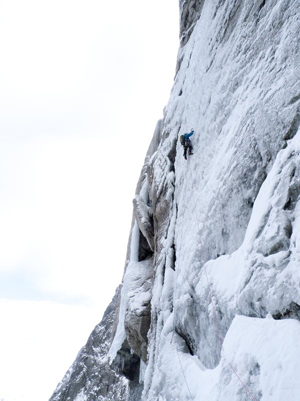 The crux lead of Strandhogg (800m, M5+ The crux lead of Strandhogg (800m, M5+ WI6+ A0). Photo courtesy of Bjorn-Eivind Artun.