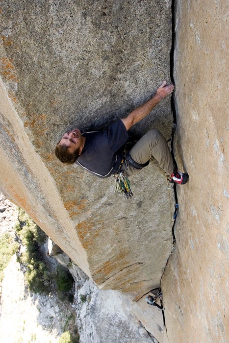 05_5770.jpg Dan enduring on Astroman, Yosemite. Photo by Marshall Burke / www.stanford.edu/~mburke