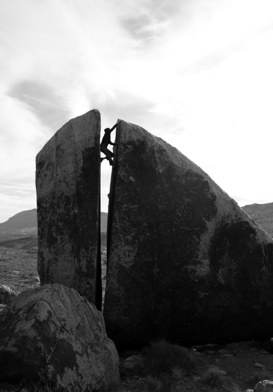 AlanChimneyi_5114.jpg Alan Moore, Kraft Boulders, NV. Photo by John Vallejo johnclimbrok.blogspot.com