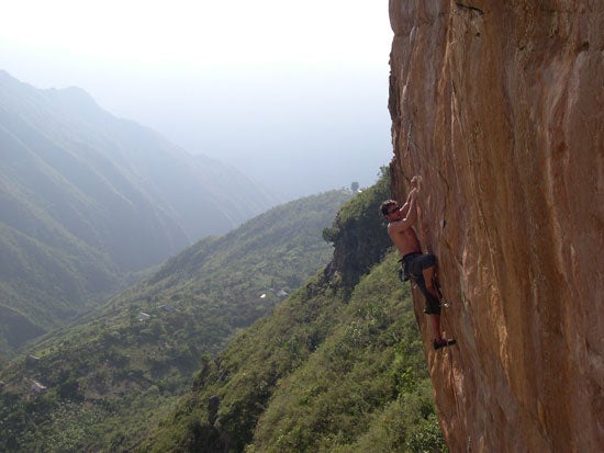 another-13c_2785.jpg The author trying the upper section of La Del Espanol 13c © photo by Juan Carlos Franco