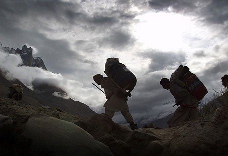 boermans-broadpeak02_1164.jpg Porters on their way to basecamp.