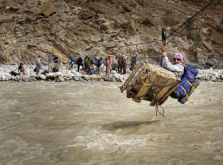 boermans-broadpeak03_1165.jpg Gary Pfisterer is crossing the river near Jula.