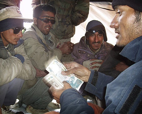boermans-broadpeak13_1171.jpg Pay day in basecamp. The porters get their money for their good job.