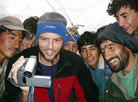 boermans-broadpeak14_1172.jpg Paul Walters shows his video to some Balti porters.