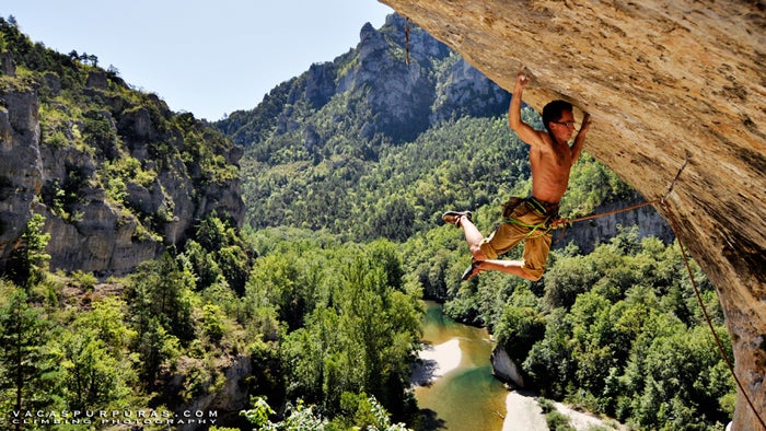 clm.03_11003.jpg Adrian Markowski trying Bar-Bitturique in Gorges du Tarn.