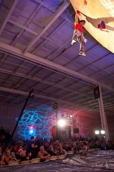 _DSC5713_262.jpg Sean McColl about to drop from his flash of Men's 3