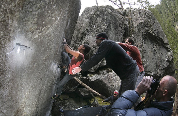 Georg-Lenz-12_1362.jpg Bouldering. Laila Mammi is testing her spirit in \