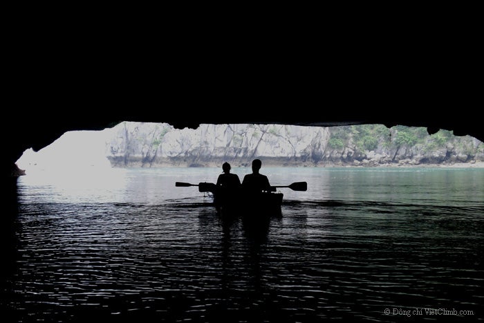 Halong 10_2074.jpg Kayaking in Hang Ca, Lan Ha Bay, Vietnam
