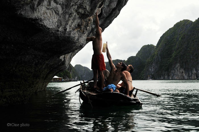 Halong 21_2086.jpg Looking for the 1st holds, ready for a no-foot boat start. Hurry up before the boat sinks! by tOine