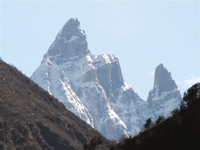 N face of unnamed rock peak ca 5.700m s N face of unnamed rock peak ca 5.700m seen from Yi'gong Tsangpo near Lhari, NE.