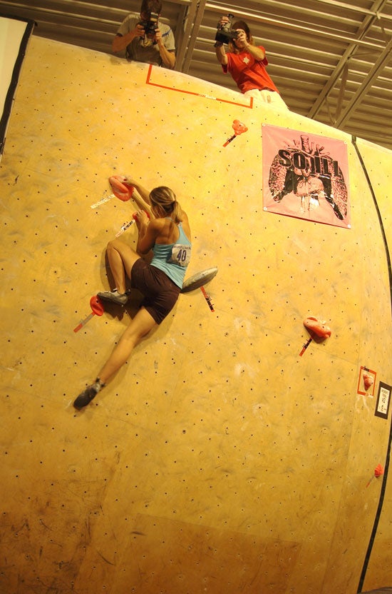 sendfest06_5121_8188.jpg Portia Menlove reaching through on Womens Final #2 © Photo by Dan Dewell