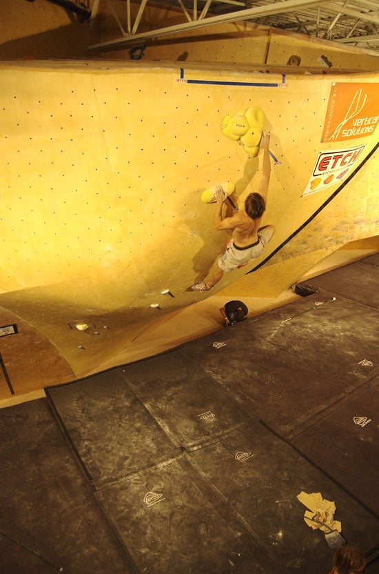 sendfest06_5210_8193.jpg Ethan Pringle climbing strong on Mens #3 © Photo by Dan Dewell