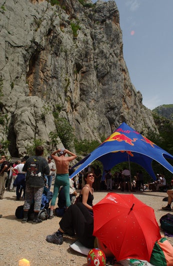 speedclimbing 030_2920.jpg Watching the festivities in Paklenica Canyon, Croatia © Photo by Klaus Fengler