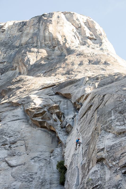 M3OXNGqB8P0dpardgUvtJTCp49-m4zIKJ5DL5qC Cheyne Lempe starts up El Cap on his record-breaking solo of the Salathé Wall.