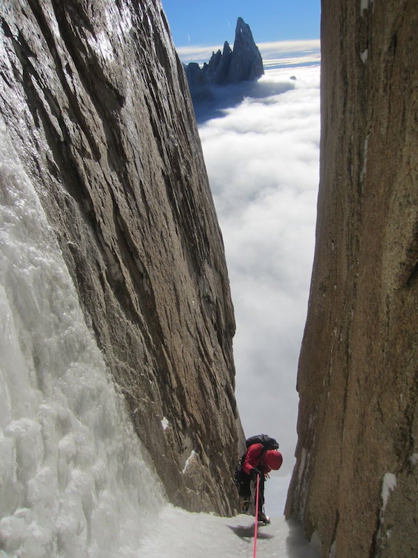 IMG_0295 Alex Honnold following the Exocet chimney on Cerro Standhardt. Aguja Poincenot in back, above the clouds. Photo by Colin Haley.