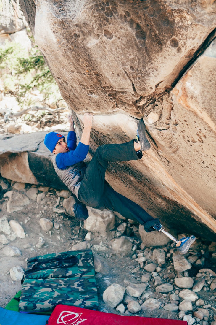 2015-ronnie-0409.jpg Rock Climbing Amputee Ronnie Dickson Bouldering