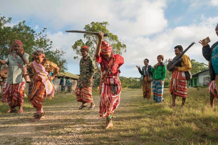 ellison-20170618-07042_gn-web welcome dance Mollo people indonesia