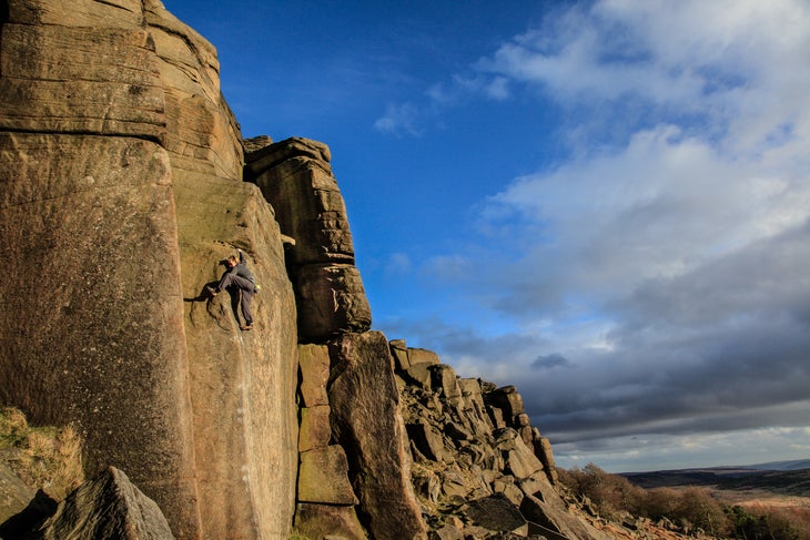 _MG_2107_UlyssesBow_Stanage a man bouldering a very tall boulder on gritstone