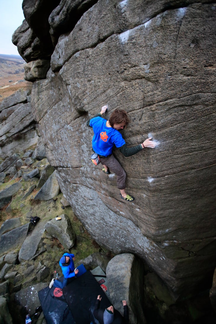 _MG_2229_Burbage_E9 A man trying the notorious boulder/route The Promise on gritstone