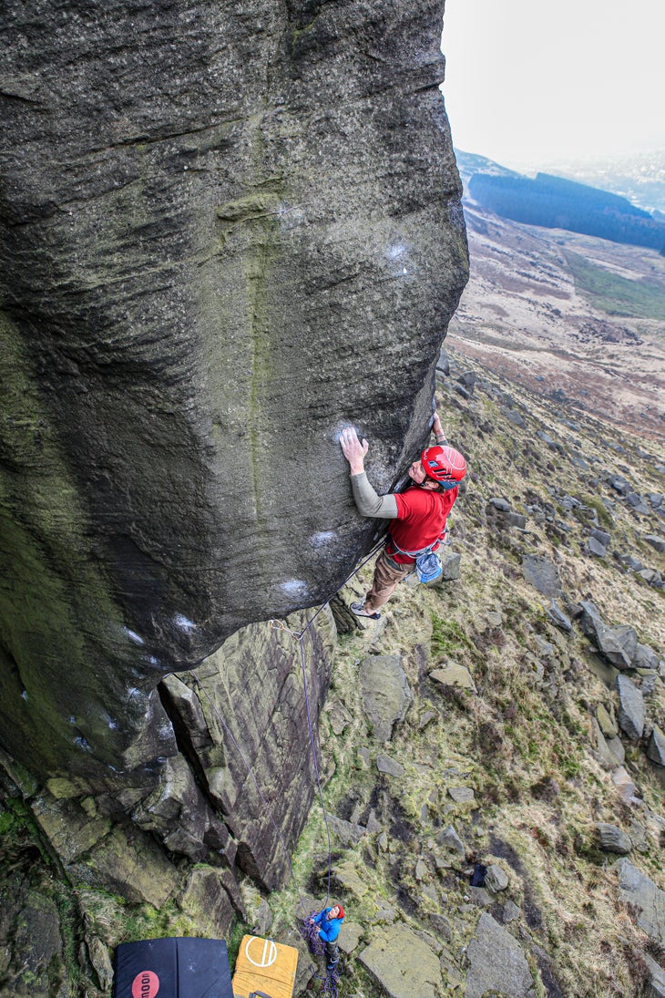 _MG_2764_Wimberry_E10 A man trying an E10 arete on gritstone