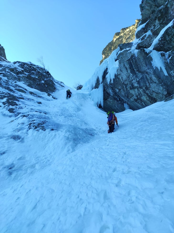 Approach the first route, the east face of Maly Mlynarz.
