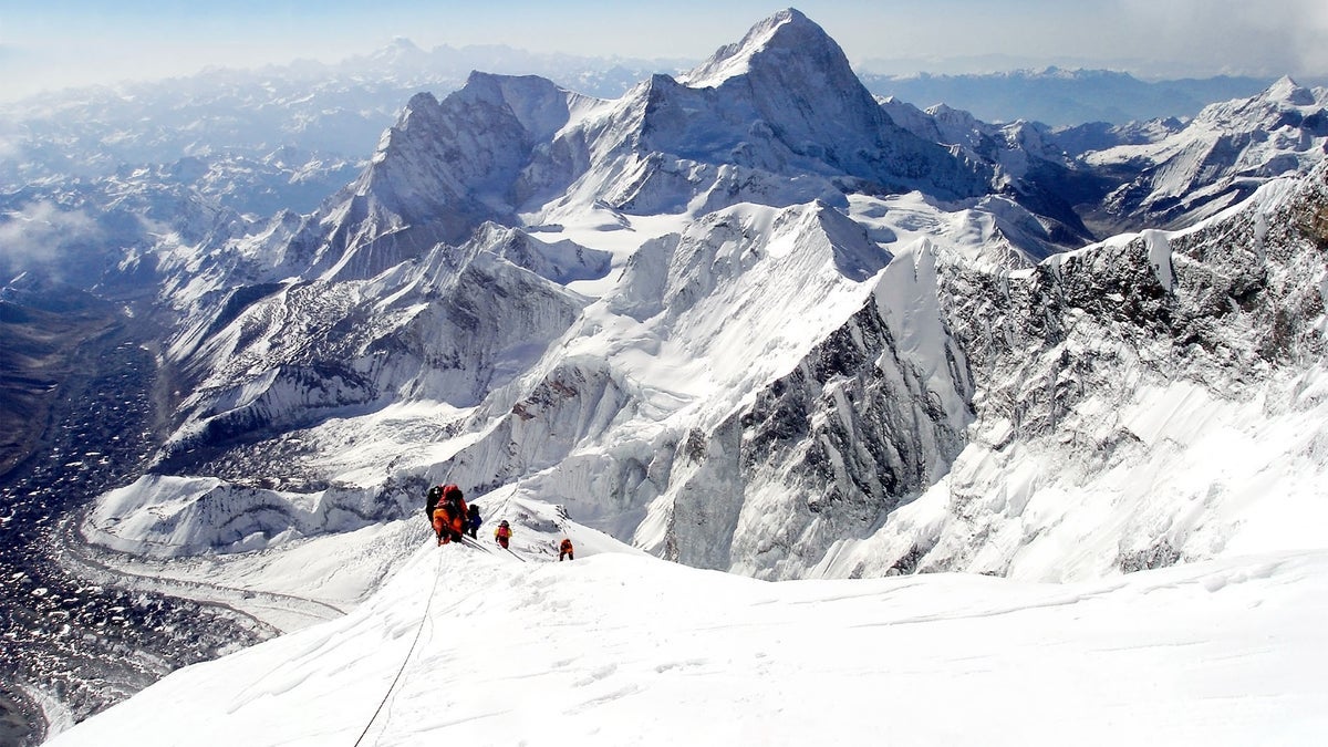 Pursuit of a new speed record at the top 14 world peaks