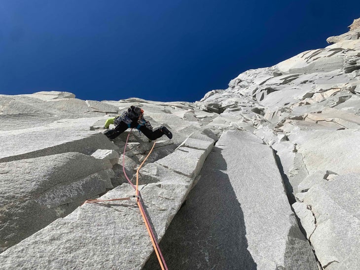 Los excursionistas suben una montaña escarpada y rocosa en la Patagonia.