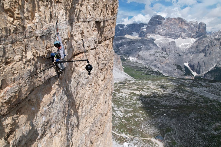 Jonathan Griffith setting up the VR camera on the Yellow Wall, Dolomites. The photo demonstrate how big the camera is and how hard rigging can be.