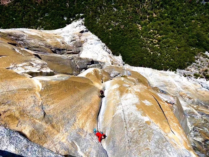 Woman climnbs on El Capitan, Yosemite.