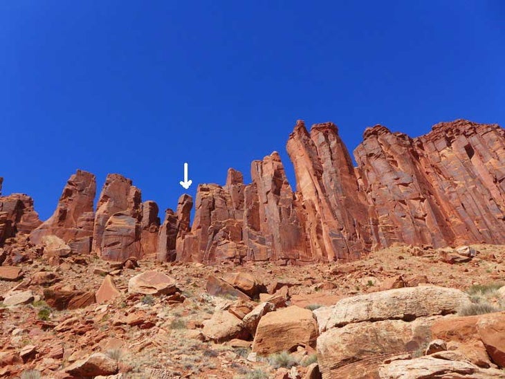 The wedge stone that was part of a classic 5.10mm double pitch on Easter Island Tower (marked with arrow) broke loose on the morning of Easter Sunday 2001, even as climbers made it up the approach.